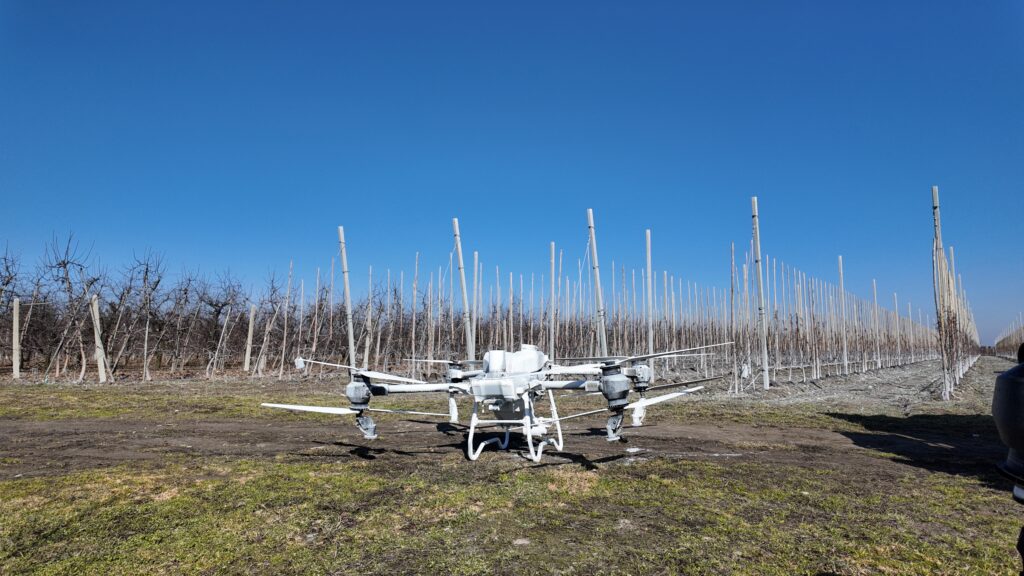 opryski dronem w sadach agrokopter