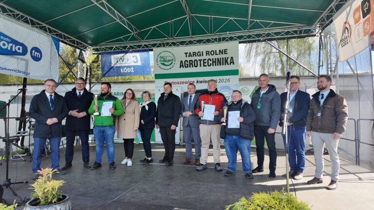 wręczenie nagrody dla Agrokopter konkurs nowoczesne technologie