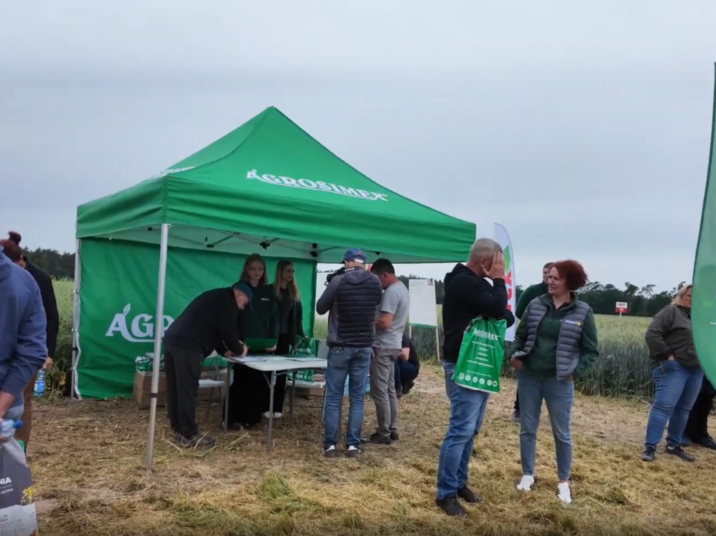 Rozmowy z rolnikami przy stoisku Agrosimex
