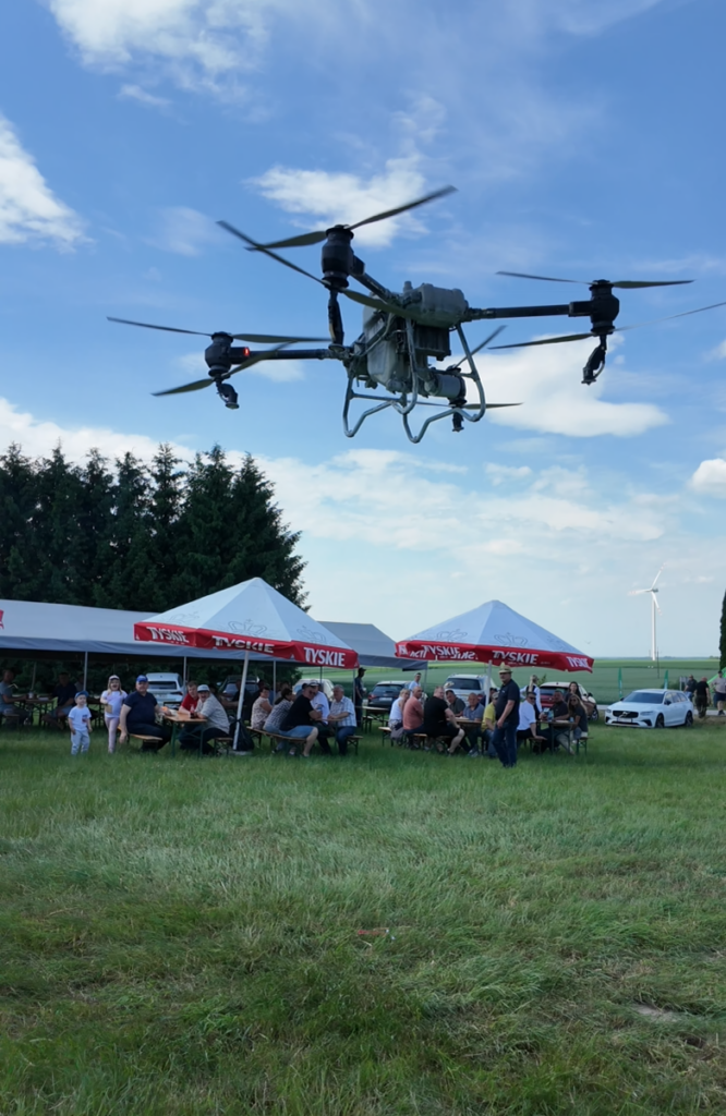 dron-rolniczy-Agras-T50-na-pokazach-w-Grudusku